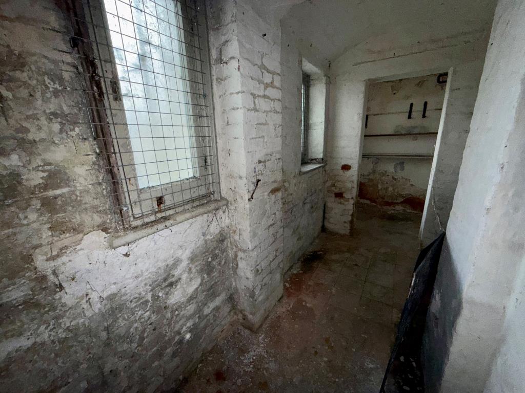 Lot: 173 - FREEHOLD BASEMENT OFFERING POTENTIAL AND GROUND RENT INVESTMENT - Basement area